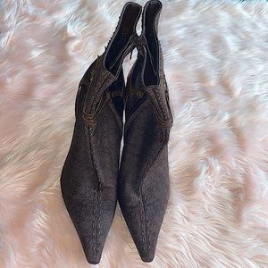 BEAUTIFUL BCBGIRLS, SIZE 9 1/2, BROWN SIGNATURE HEELED BOOTS!